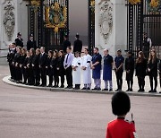 "또 한번 잔인해진 영국 왕실"..여왕 최측근 20여명, 무더기 해고 위기