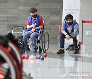 보치아 경기 즐기는 전국장애인기능경기대회 참가자