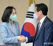 '김관영 전북도지사와 악수 나누는 김현숙 여가부 장관'
