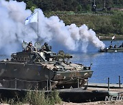 남한강 도하하는 K-21 장갑차