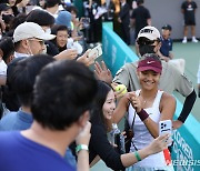 팬들과 사진 찍어주는 에마 라두카누