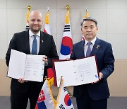한국-슬로바키아 국방장관 회담.."호혜적 방산 협력"