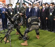 육군의 AR/VR 박격포 조작 및 사격훈련 체계 시범 관람하는 이종섭 국방장관