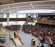 김동연-야당 도의원, 첫 도정질문서 '정무직 인사' 놓고 설전 벌여