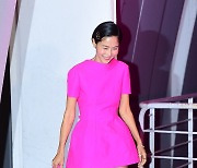 [T포토] 김나영 '핑크룩 입고 한강 나들이'
