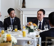김용 전 세계은행 총재와 오찬하는 윤석열 대통령