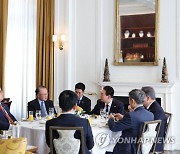 김용 전 세계은행 총재와 오찬하는 윤석열 대통령
