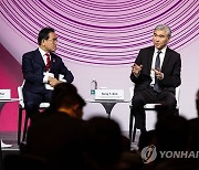 대화하는 성 김 미 대북 특별대표와 태영호 의원