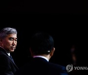 북핵문제에 대한 대북 정책 방향 설명하는 성 김