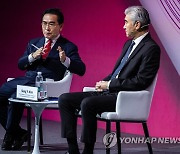 성 김과 미국의 북핵 정책 대한 토론하는 태영호 의원
