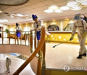 대동강호 식당 소독하는 북한 종업원들
