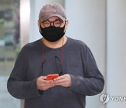 '폭행·흉기 위협' 정창욱 셰프 선고 공판 출석