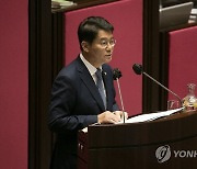 발언하는 김수흥 의원