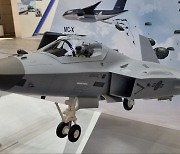 항모 탑재 국산 함재기 나오나..보라매 파생 'KF-21N' 모형 공개