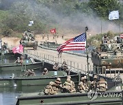남한강 도하하는 K21 장갑차