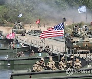 남한강 도하하는 K21 장갑차