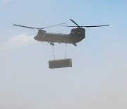 교절 수송하는 미군 치누크 헬기