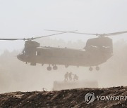 교절 수송하는 미군 치누크 헬기