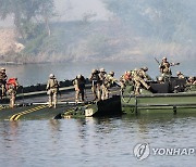 남한강에서 열린 한미 연합 도하 훈련