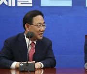 박홍근 원내대표에게 인사말하는 주호영 원내대표