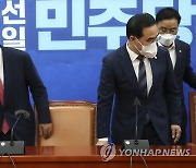 자리에 앉는 주호영 원내대표와 박홍근 원내대표