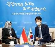 인니 국가행정관료개혁부 차관과 환담하는 안성욱 부위원장