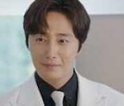 정일우, 우월한 비주얼 수트 핏으로 '심쿵'.. 권유리와 깜짝 포옹으로 '심쿵' ('굿잡')