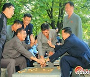 만경대구역 팔골공원 찾은 북한 주민들.."인민 휴식터"