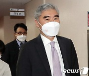 권영세 통일부 장관과 면담하러 이동하는 성 김 미국 대북정책특별대표