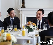 김용 전 세계은행 총재와 대화하는 윤 대통령