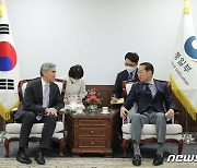 대화 나누는 권영세 통일장관·성김 美대북특별대표