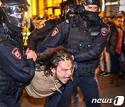 푸틴 '동원령'에 거리로..러 경찰, 38개 도시 약 1400명 구금(종합)