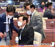 의원총회 참석한 이재명·박홍근·진성준