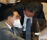 대화하는 박홍근 원내대표와 정청래 의원