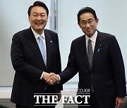 尹, 日 총리와 첫 정상회담..상호 관심사 의견 교환