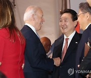 尹, 바이든 美 대통령과 48초 만남.. 물 건너간 정식회담