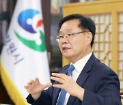 '초선 특례시장' 데뷔한 과학정책 전문가 .. 홍남표 창원시장 "탈원전을 탈탈 털어내겠다"