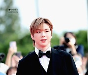 강다니엘 '완벽한 수트핏' [EM포토