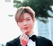 강다니엘 '댕댕이 하트' [EM포토]