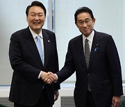 한일 정상 만남, 일본은 '간담'이라 표현.. 한국은 '약식 회담'