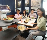 LG전자 서빙로봇 클로이들, '백종원 식당' 곳곳 누빈다