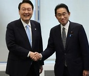 Leaders of South Korea and Japan Meet in New York: Korea Calls It an Informal Summit, Japan, a Chat
