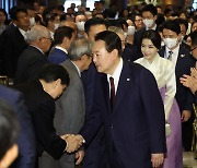 尹대통령, 바이든과 정상회담.. 통화스와프·전기차 문제 논의