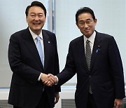 S Korean and Japanese leaders hold brief breaking-the-ice tete-a-tete in NY