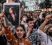 '히잡'이 뭐라고..여성 의문사에 격분한 이란, 시위서 9명 숨졌다