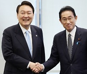 韓·日정상 33개월만에 회담.."관계개선 공감"