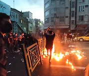 혈전으로 번지는 '히잡 미착용 의문사' 시위 .. 이란軍, 발포로 10대 소년 숨져