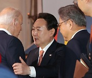 윤 대통령, 바이든과 40여 초 '스탠딩 환담'..정식회담은 불발