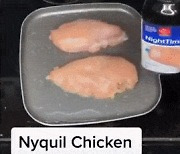 SNS서 유행하는 '초록색 닭 요리'..대체 뭘 넣은 거지?[영상]