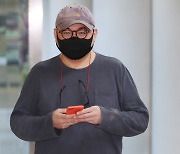 '흉기 협박·폭행' 정창욱 셰프, 1심 징역 10개월..법정구속 면해